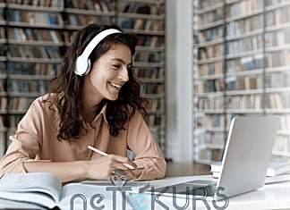 Kısa Sürede DGS’ye Nasıl Hazırlanılır? Kulaklıkla online ders izleyen genç kadın, kütüphane ortamında bilgisayarla ders çalışıyor.